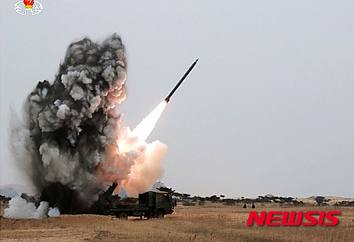 북한 신형대구경방사포 시험사격 모습.  (출처: 뉴시스)