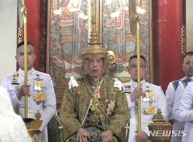 태국 마하 와찌랄롱꼰(66 라마 10세) 국왕이 4일 방콕 시내 왕궁에서 1950년 5월5일 이래 69년 만에 대관식을 갖고 정식으로 즉위했다. (출처: 뉴시스)