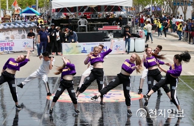 부안마실축제에서 지난 4일 '춤 퍼레이드 경연대회'에 댄스를 선보이는 외국인 참가자들. (제공: 부안군) ⓒ천지일보 2019.5.5