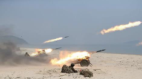 2014년 4월 24일 조선중앙통신이 정확한 촬영날짜 없이 보도한 제851군부대 산하 여성 방사포부대의 포사격 훈련 장면. (출처: 연합뉴스)