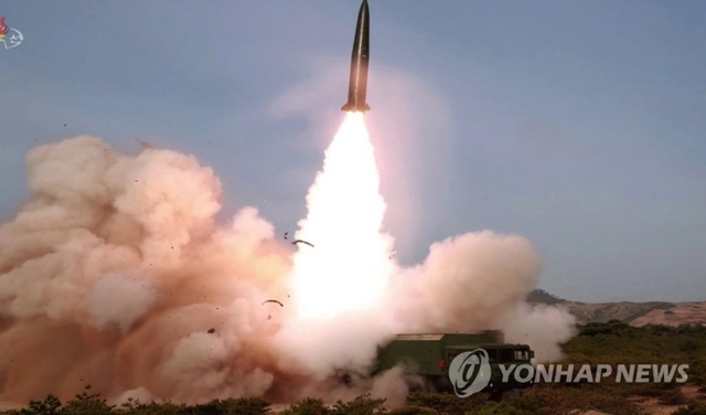 북한 조선중앙TV가 5일 전날 동해 해상에서 김정은 국무위원장 참관 하에 진행된 화력타격 훈련 사진을 방영했다. '북한판 이스칸데르' 미사일로 추정되는 전술유도무기가 날아가는 모습. (출처: 연합뉴스)