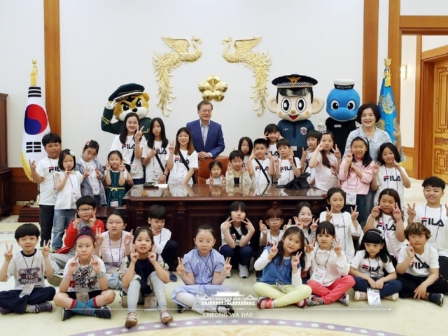 문재인 대통령이 5일 아이들과 함께 집무실에서 기념촬영을 하고 있다. (출처: 청와대) ⓒ천지일보 2019.5.5