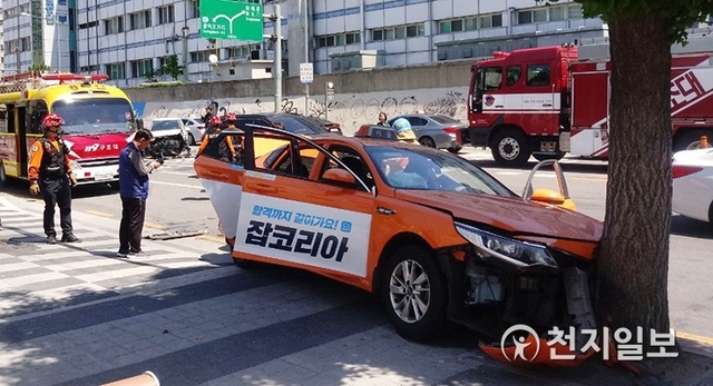 [천지일보=이대경 기자] 6일 오전 11시쯤 서울 용산구 서계동 서울역 인근에서 차량 2대가 충돌하는 사고가 발생했다. 사고가 난 택시는 가로수를 들이받는 2차 충돌로 이어졌다. ⓒ천지일보 2019.5.6