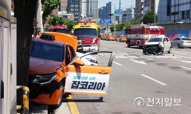 [천지일보=이대경 기자] 6일 오전 11시쯤 서울 용산구 서계동 서울역 인근에서 차량 2대가 충돌하는 사고가 발생했다. 사고가 난 택시는 가로수를 들이받는 2차 충돌로 이어졌다. ⓒ천지일보 2019.5.6