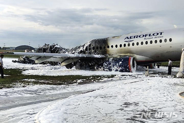 5일(현지시간) 러시아 모스크바 셰레메티예보 공항에 비상 착륙한 러시아 국영 에어로플로트 소속 '수호기 슈퍼제트 100' 여객기가 화재 진압 후 거품에 덮여 있다.  (출처: 뉴시스)