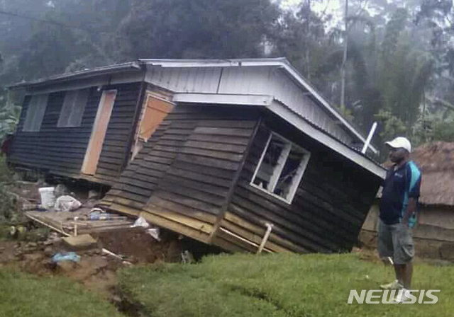 작년 3월 당시 지진으로 무너진 파푸아뉴기지 헬라 지역. (출처: 뉴시스)