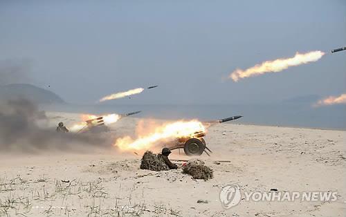 2014년 4월 24일 조선중앙통신이 정확한 촬영날짜 없이 보도한 제851군부대 산하 여성 방사포부대의 포사격 훈련 장면. (출처: 연합뉴스)