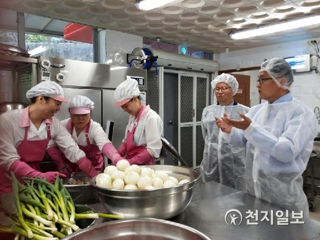 조기성 교육장이 7일 온양중학교 급식소를 불시 점검하고 있다. (제공: 아산교육지원청) ⓒ천지일보 2019.5.7