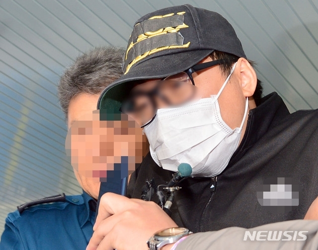 중학생 의붓딸을 살해·유기해 보복살인 혐의를 받는 김모(31)씨가 7일 오전 광주 동부경찰서에서 검찰에 송치되고 있다. (출처: 뉴시스)