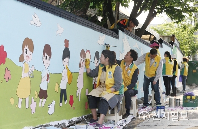 8일 오후 인천시 계양구 계산역 인근 골목에서 신천지자원봉사단 계양지부 회원들이 벽화봉사를 하고 있다.ⓒ천지일보 2019.5.8