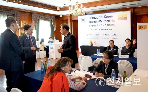 권평오 KOTRA 사장(왼쪽에서 2번째)이 참가 국내기업과 비즈니스 상담 현황에 대해 이야기를 나누고 있다. (제공: KOTRA) ⓒ천지일보 2019.5.8
