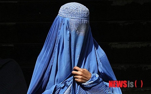몸 전체를 베일로 완전히 가리는 ‘부르카’를 착용한 여성. (사진출처: 뉴시스)