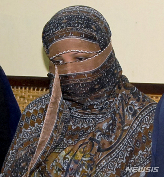파키스탄에서 이슬람교 신성모독죄 혐의로 사형을 선고 받고 8년간 복역했던 기독교 여성 아시아 비비가 지난해 11월 무죄 판결을 받고 석방됐다. 사진은 2010년 11월 20일 당시의 모습. (출처: 뉴시스)