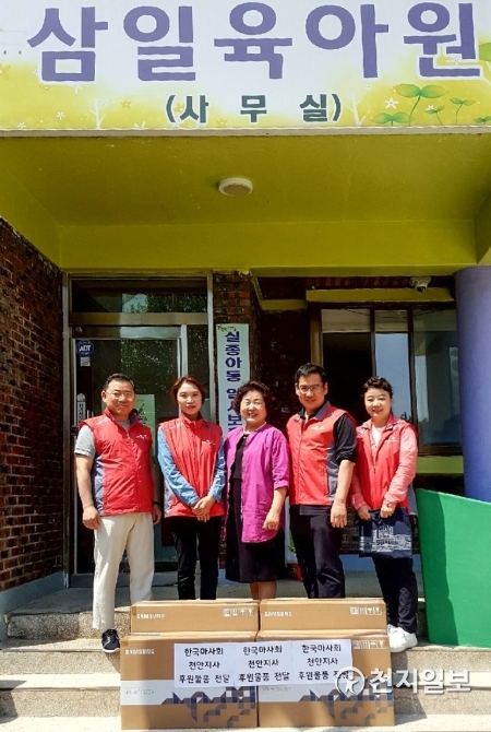 이남용 한국마사회 천안지사장(왼쪽에서 두 번째)과 직원들이 9일 천안삼일육아원을 찾아 후원물품을 전달하고 있다. (제공: 한국마사회 천안지사) ⓒ천지일보 2019.5.9