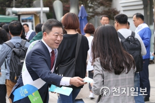 박승원 광명시장이 철산역 앞에서 광명사랑화폐 사용 활성화를 위한 가두 캠페인을 벌이고 있다. (제공: 광명시)ⓒ천지일보 2019.5.9