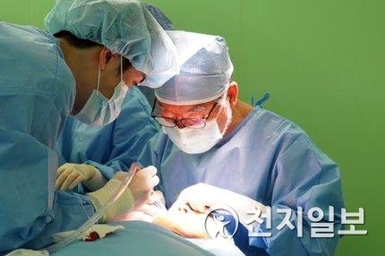 성전환 수술 모습. (제공: 부산 온종합병원) ⓒ천지일보 2019.5.10