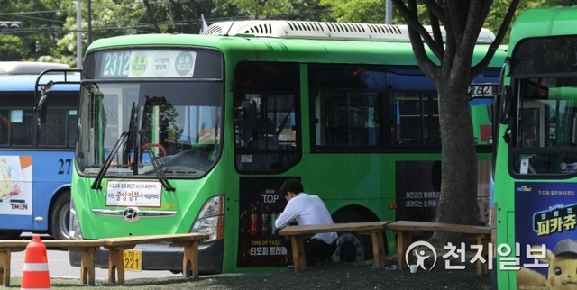 [천지일보=남승우 기자] 지난 8~9일 진행된 전국 버스 파업 찬반투표에서 96.6%의 찬성률로 총파업이 가결된 가운데 10일 서울 중랑구 중랑공영차고지에서 버스기사가 휴식을 취하고 있다. ⓒ천지일보 2019.5.10