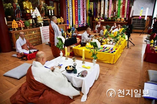 불복장작법-오보병과 후령통 조성. (제공: 문화재청)