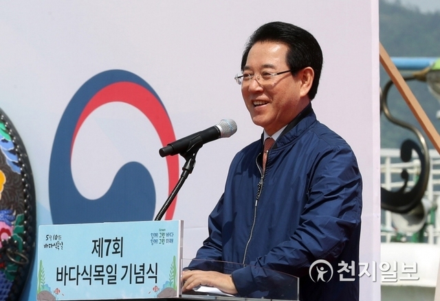 김영록 전남도지사가 지난 10일 완도항 해변공원에서 열린 제7회 바다식목일 기념식에 참여해 인사말을 하고 있다. (제공: 전라남도청) ⓒ천지일보 2019.5.10