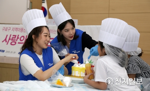 현대글로비스가 지난 9일 서울 구로구청 대강당에서 구로구 내 지역아동센터 소속 어린이 300명과 함께 케이크를 만드는 사회공헌활동을 펼쳤다. (제공: 현대글로비스) ⓒ천지일보 2019.5.10