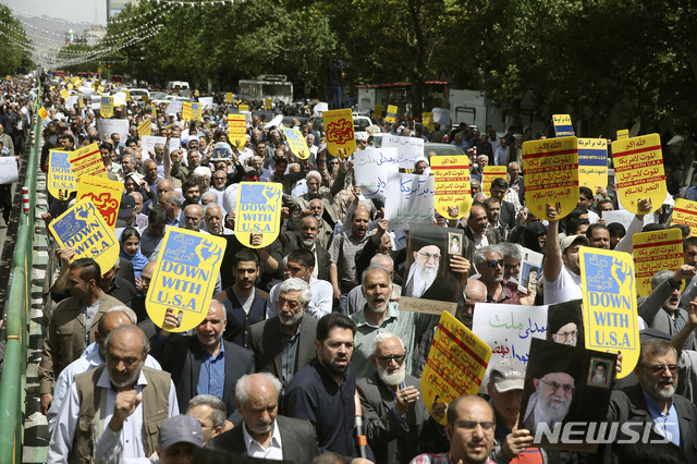 10일(현지시간) 이란 수도 테헤란에서 금요 기도회를 마친 이란인들이 반미, 반이스라엘 구호를 외치며 시위하고 있다(출처: 뉴시스)