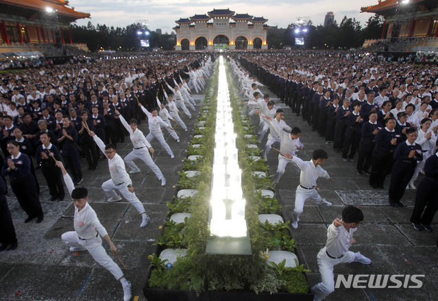 12일 부처님오신날을 맞아 대만 국민들이 수도 장개석 메모리얼 홀 앞에서 축하 행사를 하고 있다. (출처: 뉴시스)