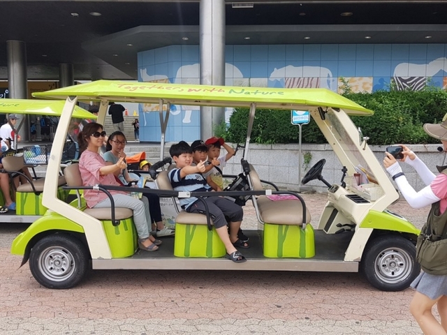 서울대공원에서 보행 약자 전용 전동카트를 운행한다.(제공 : 서울시)