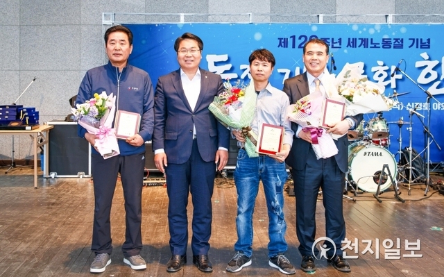 오세현 아산시장(왼쪽에서 두 번째)이 10일 노사평화상 수상자들과 기념촬영을 하고 있다. (제공: 아산시) 천지일보 2019.5.13