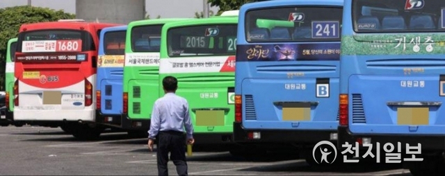 [천지일보=남승우 기자] 지난 8~9일 진행된 전국 버스 파업 찬반투표에서 96.6%의 찬성률로 총파업이 가결됐다. 이번 찬반투표는 합법적인 파업에 돌입하기 직전 단계로, 오는 14일 예정된 서울지역 노동쟁의 조정회의에서 노사간 합의점을 찾지 못하면 다음날인 15일부터 서울버스 7500대가 운영을 멈출 수 있다.  사진은 10일 서울 중랑구 중랑공영차고지의 모습. ⓒ천지일보 2019.5.10