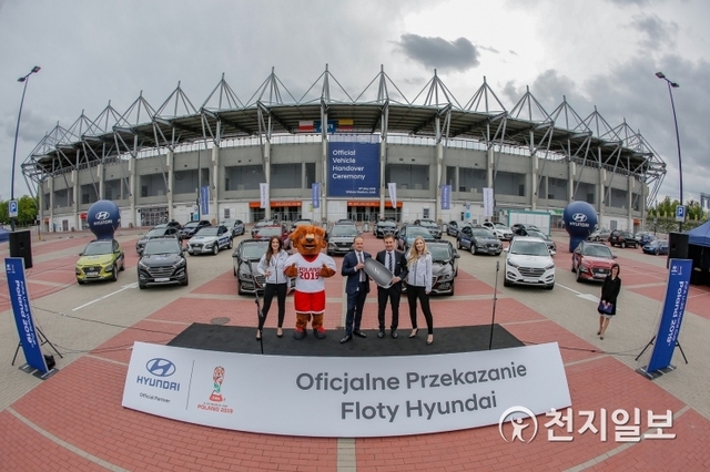 13일(현지시간) 열린 ‘FIFA U-20 월드컵 폴란드 2019’ 공식 차량 전달식에서 세바스찬 시보롭스키 현대자동차 폴란드법인 매니징 디렉터(가운데)가 제롬 마테우치 FIFA 후원사 마케팅 총괄(오른쪽 두 번째)과 모형키를 전달하며 기념촬영을 하고 있다. (제공: 현대자동차) ⓒ천지일보 2019.5.14