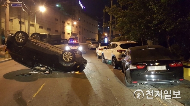 만취한 60대 남성이 몰던 SUV차량이 주차된 차량 2대를 연이어 들이받은 뒤 전복되는 사고가 발생했다. (제공: 부산경찰청) ⓒ천지일보 2019.5.14