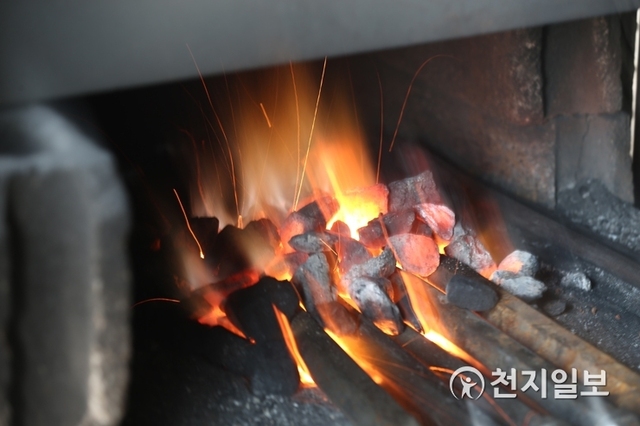 인일철공소의 노(爐)에서 섭씨 2000도의 불이 쇠덩이를 달구고 있다.