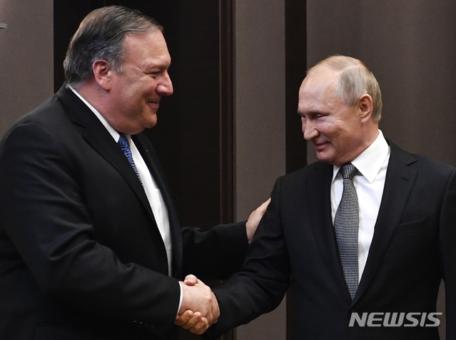블라디미르 푸틴(오른쪽) 러시아 대통령과 마이크 폼페이오 미국 장관이 14일(현지시간) 러시아 남부 휴양도시 소치에서 만나 악수를 나누고 있다. 폼페이오 장관은 이날 푸틴 대통령과 이란 핵문제를 비롯한 다양한 글로벌 이슈에 대해 논의할 예정이다. (출처: 뉴시스)