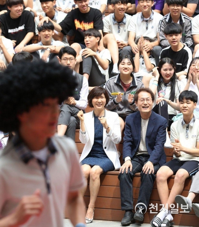 [천지일보=남승우 기자] 스승의 날인 15일 오전 서울 중랑구 신현중학교에서 열린 기념행사에서 선생님과 학생들과 함께 ‘아모르파티’의 노래에 맞춰 공연을 펼치고 있다. ⓒ천지일보 2019.5.15