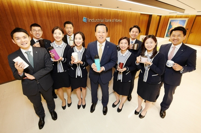 사진은 김도진 IBK기업은행장(가운데)이 직원들과 텀블러, 머그컵을 들고 ‘플라스틱 프리 챌린지’ 동참을 위해 기념촬영을 하고 있는 모습. (제공: 기업은행)