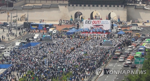 서울개인택시운송사업조합 소속 택시기사들이 15일 오후 서울 종로구 광화문 광장에서 집회를 열고 ‘타다’ 퇴출을 촉구하고 있다. (출처: 연합뉴스)