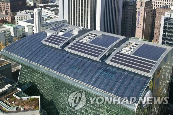 서울시청 지붕에 설치된 태양광 발전시설 (출처: 연합뉴스)