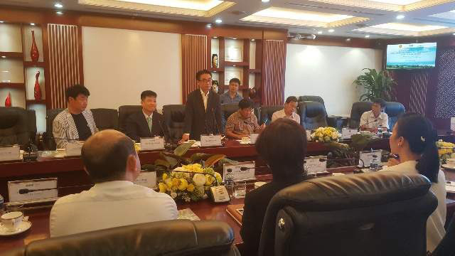 ㈜여행마스터 관계자와 베트남 기업인 ‘FLC 그룹’ 관계자가 전략적 제휴(MOU)를 체결하고 있다. (제공:여행마스터)