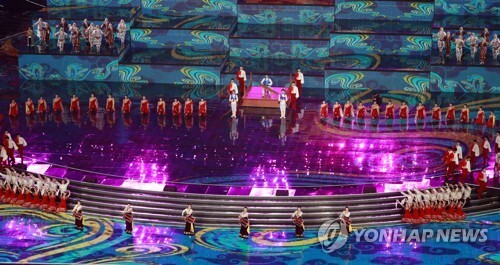 (베이징=연합뉴스) 15일 오후 중국 베이징(北京) 냐오차오(鳥巢) 올림픽 경기장에서 열린 제1회 아시아 문명 대화대회 부대행사 아시아문화카니발 무대에서 북한 예술단이 공연하고 있다.