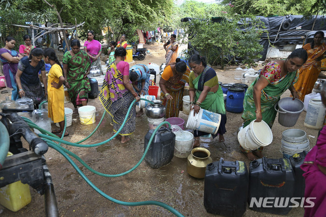 15일(현지시간) 인도 하이데라바드의 빈민가 여성들이 이동식 급수차 주변에 모여 식수를 받고 있다. 인도 대부분의 가난한 마을의 가정에는 식수가 직접 공급되지 않는 것으로 알려졌다. (출처: AP/뉴시스)