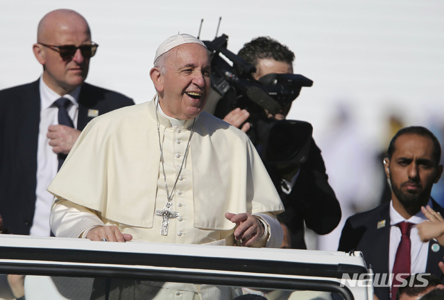 아랍에미리트(UAE)를 방문 중인 프란치스코 교황이 5일(현지시간) 아부다비 자예드 스포츠 시티 스타디움서 열린 미사 중 참가 군중을 축복하고 있다. (출처: 뉴시스)