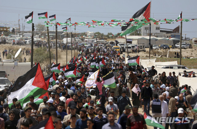 15일(현지시간) 팔레스타인 시위대가 이스라엘에 땅을 빼앗긴 날로 여기는 '대재앙(나크바)의 날'을 맞아 가자지구에서 대규모 시위를 벌이고 있다. 이날 이스라엘 군이 시위대에 강경 대응하면서 약 60명의 팔레스타인인이 다쳤다. (출처: 뉴시스)