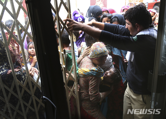 16일(현지시간) 파키스탄 남부 신드주 라토데로 인근 마을에서 주민들이 HIV 검사를 받기 위해 병원으로 몰려들고 있다. (출처: 뉴시스)