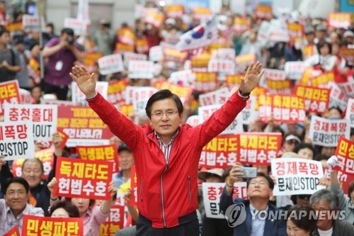 (대전=연합뉴스) 자유한국당 황교안 대표가 17일 대전에서 열린 주말 장외집회에 참석해 지지자들에게 손을 들어 인사하고 있다.