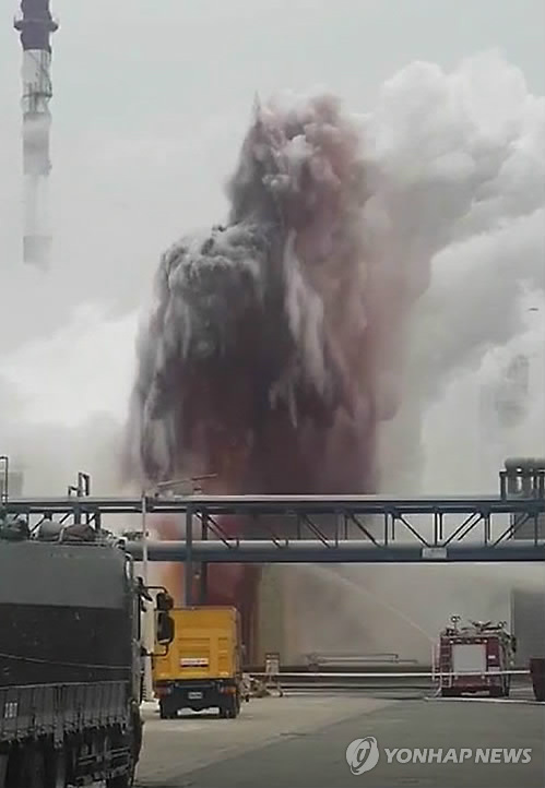 (서산=연합뉴스) 17일 오후 충남 서산시 한화토탈 공장 내 옥외 탱크에서 유증기가 분출하고 있다. 2019.5.17 (출처: 연합뉴스)