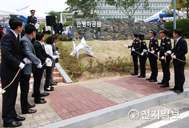 전남지방경찰청이 17일 ‘안병하 공원’ 현판식을 하고 있다. (제공: 전남지방경찰청) ⓒ천지일보 2019.5.18