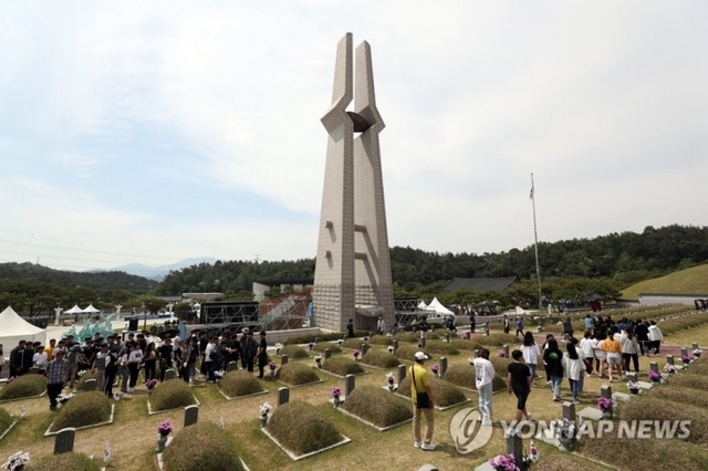 5.18 민주화운동 39주년을 하루 앞둔 17일 광주 북구 운정동 국립 5.18민주묘지에서 청소년 참배객이 희생자 묘소를 참배하고 있다. (출처: 연합뉴스)
