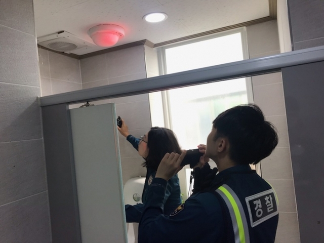 안산단원경찰서가 17일 관내 여성화장실을 집중 점검하고 있다. (제공: 안산단원경찰서) ⓒ천지일보 2019.5.18