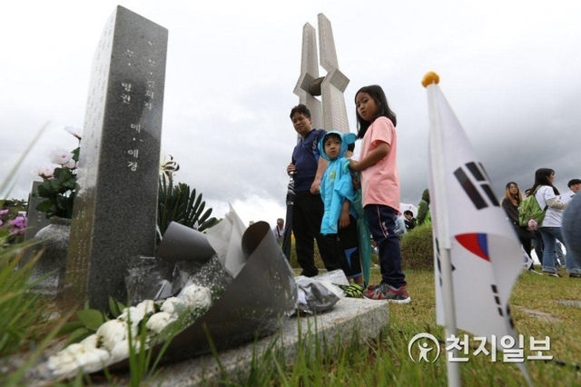 [천지일보=남승우 기자] 5.18민주화운동 39주년인 18일 광주 국립5.18민주묘지를 찾은 한 가족이 희생자들의 영령을 위로하고 있다. ⓒ천지일보 2019.5.18