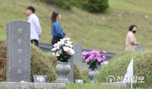 [천지일보=남승우 기자] 18일 광주 국립5.18민주묘지에서 추모객들이 묘역을 찾아 희생자들의 영령을 위로하고 있다. ⓒ천지일보 2019.5.18